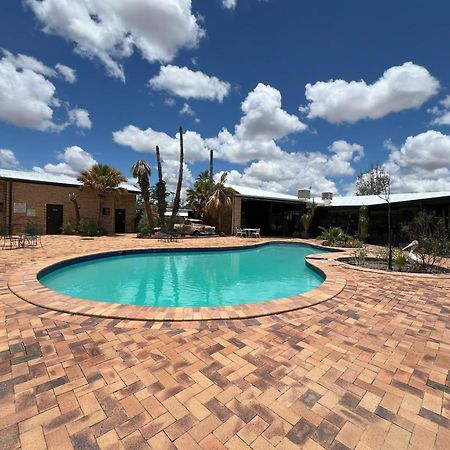 Stork Rd Budget Rooms - Private Rooms With Shared Bathrooms Access To Pool Longreach Buitenkant foto